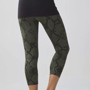 Lululemon Wunder Under Activewear Crops Size 6